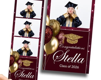 Puede incluir: Tiras de fotomatón con temática de graduación. Cada tira presenta a una graduada con birrete y toga, haciendo un puchero. Las tiras están enmarcadas en burdeos con globos dorados y burdeos. El texto dice "Felicidades Stella, Clase de 2026."