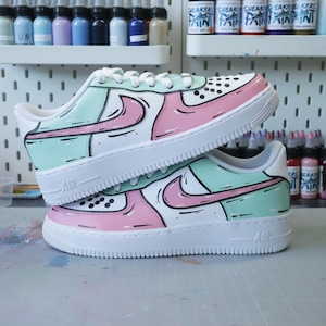 Baskets personnalisées air force 1 custom style cartoon sketch colorful rose pastel et vert pastel peint à la main sneakers custom femme