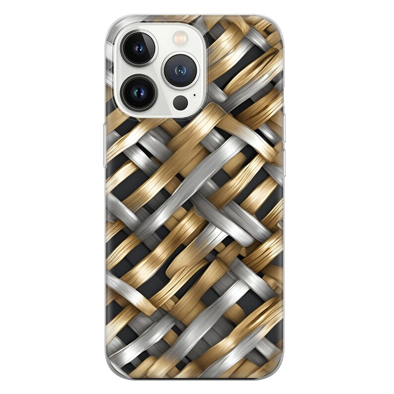Puede incluir: Una funda de tel&eacute;fono inteligente con un dise&ntilde;o tejido. La funda presenta un patr&oacute;n de bandas doradas y plateadas entrelazadas sobre un fondo oscuro. Las lentes de la c&aacute;mara del tel&eacute;fono son visibles en la parte superior.