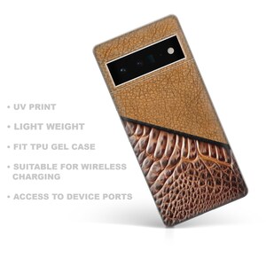 Puede incluir: Una funda de tel&eacute;fono con textura de cuero marr&oacute;n y un patr&oacute;n de piel de reptil. La funda tiene un recorte rectangular para la c&aacute;mara y el texto "UV PRINT", "LIGHT WEIGHT", "FIT TPU GEL CASE", "SUITABLE FOR WIRELESS CHARGING" y "ACCESS TO DEVICE PORTS".