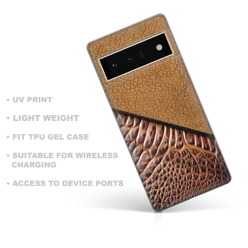 Puede incluir: Una funda de tel&eacute;fono con textura de cuero marr&oacute;n y un patr&oacute;n de piel de reptil. La funda tiene un recorte rectangular para la c&aacute;mara y el texto "UV PRINT", "LIGHT WEIGHT", "FIT TPU GEL CASE", "SUITABLE FOR WIRELESS CHARGING" y "ACCESS TO DEVICE PORTS".