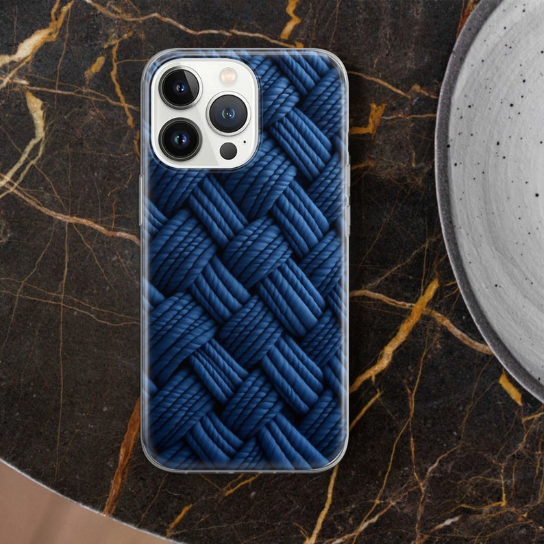 Puede incluir: Funda de tel&eacute;fono inteligente con un dise&ntilde;o de cuerda azul trenzada. La funda tiene un borde transparente y un recorte para la c&aacute;mara. El fondo es una superficie de m&aacute;rmol oscuro.