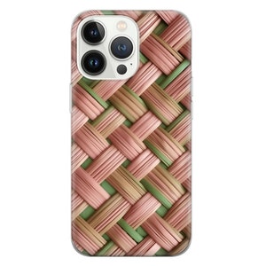 Puede incluir: Funda de tel&eacute;fono con un patr&oacute;n tejido en tonos rosa, verde y marr&oacute;n. La funda tiene un borde transparente y un m&oacute;dulo de c&aacute;mara con tres lentes y un flash.