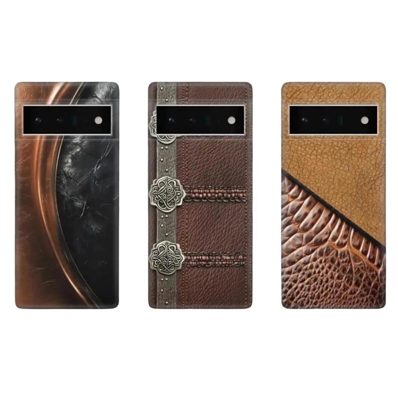 Puede incluir: Tres fundas para tel&eacute;fono con dise&ntilde;os &uacute;nicos. La primera funda tiene un patr&oacute;n texturizado de cobre y negro. La segunda funda es marr&oacute;n con detalles plateados decorativos. La tercera funda presenta una combinaci&oacute;n de texturas de cuero marr&oacute;n y marr&oacute;n claro.