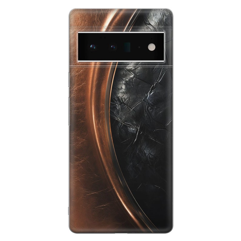 Puede incluir: Una funda de tel&eacute;fono con un dise&ntilde;o texturizado. La funda presenta una combinaci&oacute;n de colores marr&oacute;n y negro con un acento curvo de tipo met&aacute;lico. El &aacute;rea de la c&aacute;mara es visible en la parte superior.