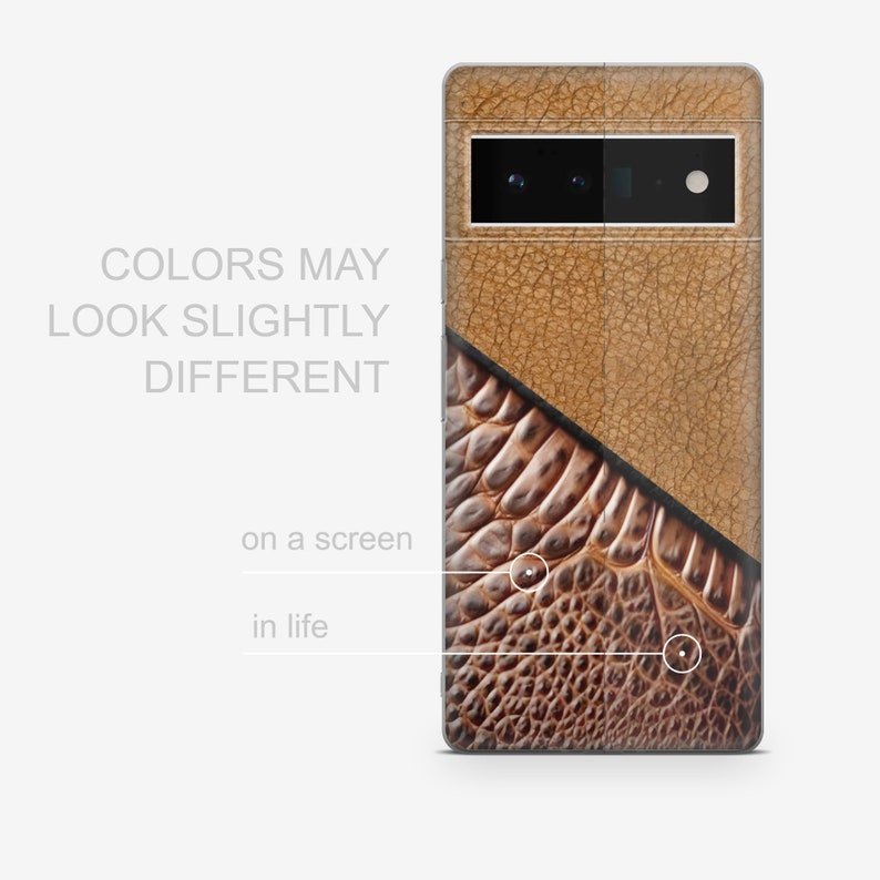 Puede incluir: Una funda para smartphone con un dise&ntilde;o de dos tonos. La parte superior es de cuero marr&oacute;n claro texturizado, mientras que la inferior tiene un patr&oacute;n escamado marr&oacute;n m&aacute;s oscuro. La funda tiene un recorte para la c&aacute;mara y el texto "COLORS MAY LOOK SLIGHTLY DIFFERENT" es visible.