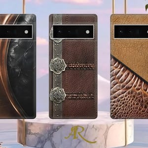 Puede incluir: Tres fundas para tel&eacute;fono con dise&ntilde;os &uacute;nicos. La primera tiene un patr&oacute;n oscuro y texturizado con detalles en bronce. La segunda es de cuero marr&oacute;n con adornos plateados decorativos. La tercera presenta una combinaci&oacute;n de cuero beige y textura de reptil.