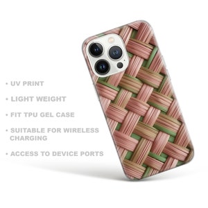 Puede incluir: Una funda de tel&eacute;fono con un patr&oacute;n tejido en tonos rosa, verde y beige. La funda est&aacute; dise&ntilde;ada para adaptarse a un tel&eacute;fono y tiene las siguientes caracter&iacute;sticas: impresi&oacute;n UV, peso ligero, funda de gel TPU, adecuada para carga inal&aacute;mbrica y acceso a los puertos del dispositivo.