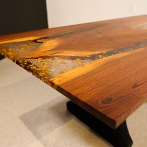 金箔付きウォールナットコーヒーテーブル - エポキシ樹脂ライブエッジ
