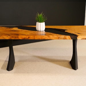 Handgefertigter Couchtisch aus Spaltahorn mit Epoxy River Inlay - Einzigartiges Live Edge Design, perfekter Mittelpunkt für moderne und rustikale Dekoration