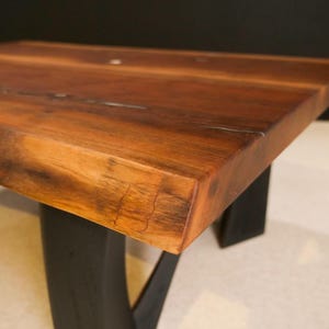 白いエポキシ樹脂インレイと金属製の脚を備えたライブエッジウォールナットコーヒーテーブル