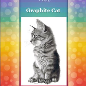 Puede incluir: Dibujo a grafito de un gato atigrado gris, titulado "Graphite Cat". El fondo presenta un degradado de colores y el nombre y sitio web del artista.