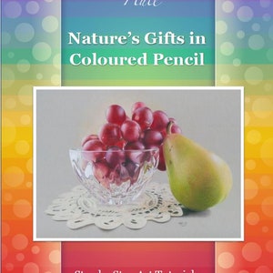 Op de afbeelding: Een stilleven tekening van een kom met rode druiven en een groene peer op een wit kantje. De tekening heeft de titel "Nature's Gifts in Coloured Pencil" en is gesigneerd door Karen Hull.