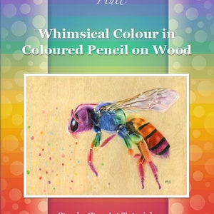 Könnte beinhalten: Eine bunte Illustration einer Biene, die mit Buntstiften auf Holz gezeichnet wurde. Die Biene ist lila, blau, grün, orange und rot. Der Hintergrund ist helles Holz mit bunten Punkten.
