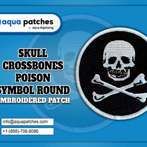 Pode incluir: Patch redondo bordado com um símbolo de caveira e ossos cruzados sobre fundo preto. O patch tem uma borda branca e o texto "SKULL CROSSBONES POISON SYMBOL ROUND EMBROIDERED PATCH" está visível.