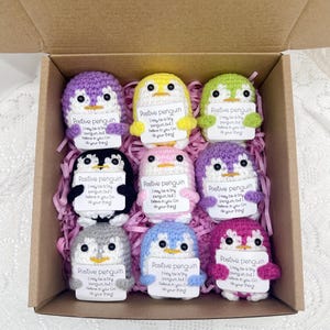 9匹のかわいいかぎ針編みのペンギン、ポジティブなかぎ針編みの動物、感情的なサポートペンギン、かぎ針編みの動物、クラブペンギン、卒業、彼女へのペンギンギフト
