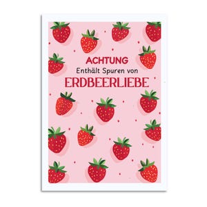 Postkarte “Enthält Spuren von Erdbeerliebe” A6 | süße Sommerkarte mit Erdbeeren und Spruch | Geschenk für Erdbeerfans & Freundinnen