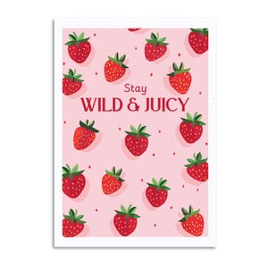 Postkarte “Stay Wild & Juicy” A6 | Erdbeer-Design und Statement auf Rosa | Sommerliche Karte mit Spruch | Geschenkidee Freundschaft
