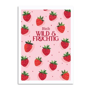 Postkarte “Bleib wild & fruchtig” A6 | Erdbeer-Design und Statement auf Rosa | Sommerliche Karte mit Spruch | Geschenkidee Freundschaft