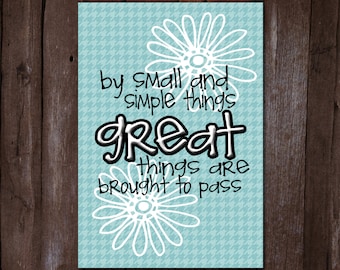 以下が含まれることがあります： 白と黒のパターンで飾られたターコイズブルーの背景。  「by small and simple things great things are brought to pass」というテキストの両側に、黒い中心を持つ白い花が2つあります。