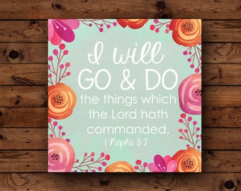 以下が含まれることがあります： 花柄の縁取りと「I will GO & DO the things which the Lord hath commanded. 1 Nephi 3:7」というテキストが書かれた薄い青色の印刷物です。