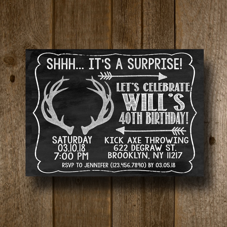 Puede incluir: Invitaci&oacute;n de estilo pizarra en blanco y negro con un dise&ntilde;o de asta de ciervo blanco. El texto dice "SHHH... IT'S A SURPRISE! LET'S CELEBRATE WILL'S 40TH BIRTHDAY! SATURDAY 03.10.18 7:00 PM KICK AXE THROWING 622 DEGRAW ST. BROOKLYN, NY 11217 RSVP TO JENNIFER (123.456.7890) BY 03.05.18"