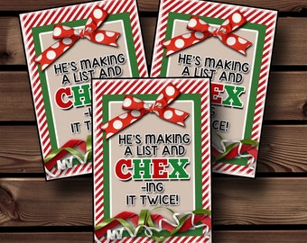 Pode incluir: Três etiquetas de presente de Natal imprimíveis com fundo listrado vermelho e verde. As etiquetas apresentam um laço de bolinhas vermelhas e brancas e o texto "He's making a list and checking it twice!" com a palavra "checking" substituída por "CH" na etiqueta da esquerda, "EX" na etiqueta da direita e "CHEX" na etiqueta do meio.
