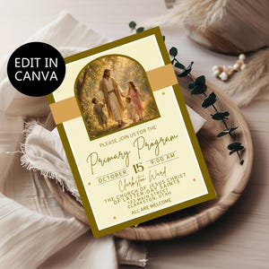 Peut inclure: Une carte d'invitation rectangulaire avec un fond crème et une bordure vert olive. Le haut présente une illustration en arche d'une silhouette en robe marchant avec trois enfants. Le texte indique : Please join us for the Primary Program.