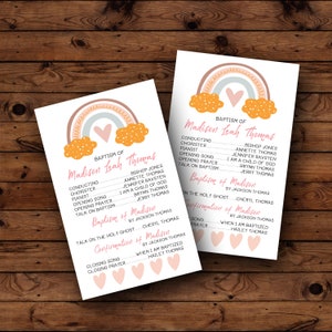 Könnte beinhalten: Ein druckbares Taufprogramm mit einem Regenbogen- und Wolken-Design. Das Programm listet die Namen der Personen auf, die an der Zeremonie teilnehmen, darunter der Geistliche, die getaufte Person und die Personen, die lesen, singen und beten werden. Das Programm enthält auch die Namen der Eltern und Großeltern der getaufte Person.
