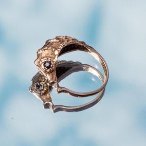 RARE vintage 9ct seahorse ring with sapphire gemstone eyes - unique statement piece antique ring