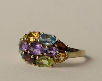 Anillo vintage de cúpula con gemas multicolores de 9 quilates en color arcoíris: una joya llamativa.