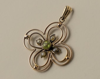 Vintage-Anhänger aus 9-karätigem Gold im Jugendstil mit Kleeblattmotiv und Peridot sowie geteilter Perle.