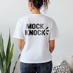Mockup di camicia bianca Gildan 5000 / Mockup di t-shirt bianca G500 / Mockup di modello con retro bianco / Maglietta estetica boho autunnale casual minimale alla moda