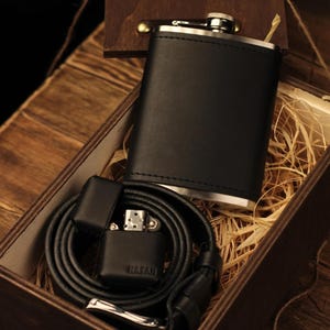 Set regalo in pelle personalizzato, fiaschetta rivestita in pelle personalizzata - Custodia Zippo e cintura in pelle, regalo per lo sposo, articoli da bar, accessori da uomo