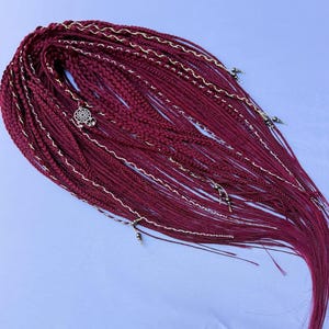 Thin dreads and voluminous braids in cherry color. Knitted dreads in wine color. Synthetic dreads and braids. Double burgundy dreads.