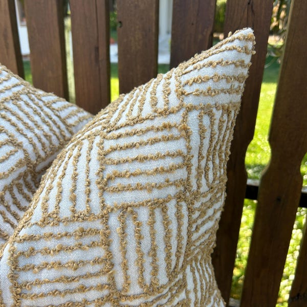 Funda de cojín decorativa 100 % algodón suave en color mostaza dorado y marfil, con diseño de rayas modernas, ideal para decorar el dormitorio.