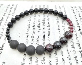 ADELINE INQUIETANTE Pulsera de cristal inspirada en Zade Meadows / Adeline Reilly / Joyería de energía libresca / Druzy negro, espinela, obsidiana, granate