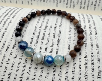 VIERDE VLEUGEL Op Ridoc Gamlyn geïnspireerde kristallen armband | Bookish energiesieraden | Maansteen, koffieagaat, blauwe streepagaat