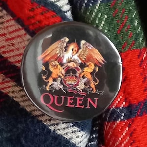 Könnte beinhalten: Rustikales Holzschild mit dem weißen Schriftzug "Welcome to our home". Das Schild hat eine Used-Optik und eignet sich ideal als Dekoration für die Haustür.