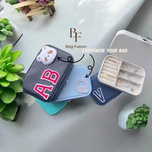 Gepersonaliseerde sieradendoos, leren reisetui bruidsfeest cadeau beer, bling, varsity, bruidsmeisjesvoorstel, cadeaus voor haar verjaardag toilettas