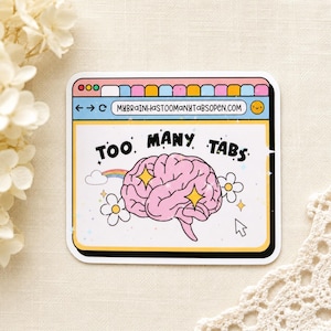 Può includere: Un adesivo quadrato con la grafica di una finestra del browser che riporta il testo MYBRAINHASTOOMANYTABSOPEN.COM e TOO MANY TABS. Il design include un'illustrazione di un cervello rosa, stelle gialle, fiori bianchi, un arcobaleno e un cursore.