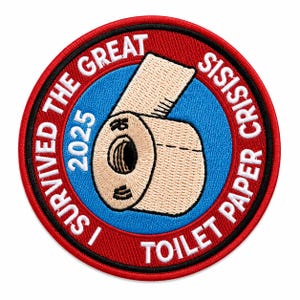 Op de afbeelding: Een ronde geborduurde patch met een rode rand en een blauw midden. Het midden toont een beige wc-rol en de tekst 2025. De rode rand bevat de witte tekst I SURVIVED THE GREAT TOILET PAPER CRISIS in hoofdletters.