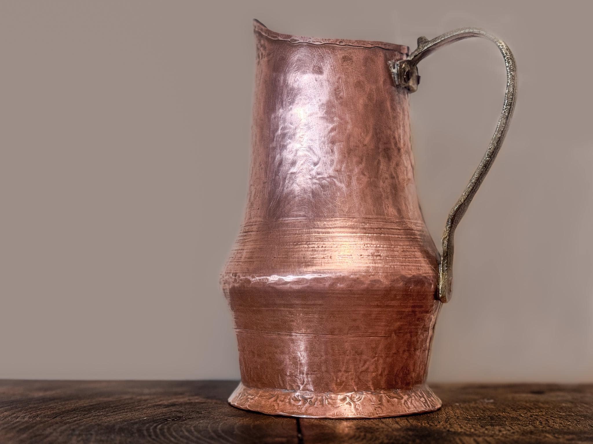 1880年代のフランス製、手打ち銅製水差し：アンティークな農家の