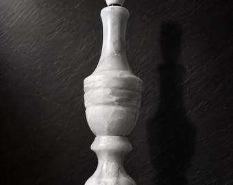 Włoska lampa stołowa z alabastru z lat 20. XX wieku, lampka nocna z rzeźbionego kamienia w stylu art déco