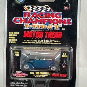 Puede incluir: Un modelo de fundición Racing Champions Mint de un Ford convertible de 1937. El convertible azul tiene un interior blanco y neumáticos de goma reales. El embalaje incluye el texto "Motor Trend" y "Adult Collectible 1 of 19,998".
