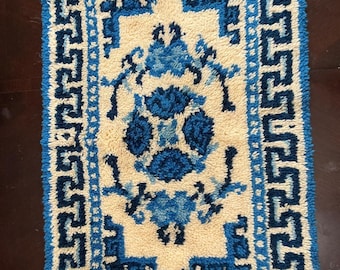 Alfombra vintage de ganchillo, azul/crema, estilo asiático - 96,5 cm x 63,5 cm - Hecha a mano en la década de 1960