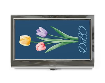 Ramo de amapolas rosas de verano sobre tarjetero azul / Detalle de monograma floral