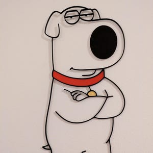 Op de afbeelding: Een witte cartoonhond met zwarte contouren, met een bril, een rode kraag en een gouden medaillon. De hond heeft zijn armen gekruist en een zwarte neus. De afbeelding is een wanddecoratie.
