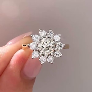 Vintage-Inspired Floral Moissanite Cluster Ring – Sunburst Daisy Halo Design