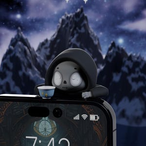 Puede incluir: Un teléfono inteligente muestra la hora 7:43. Una pequeña figura gris con una túnica con capucha negra descansa sobre el teléfono, sosteniendo una taza azul. El fondo presenta una cordillera bajo un cielo estrellado.